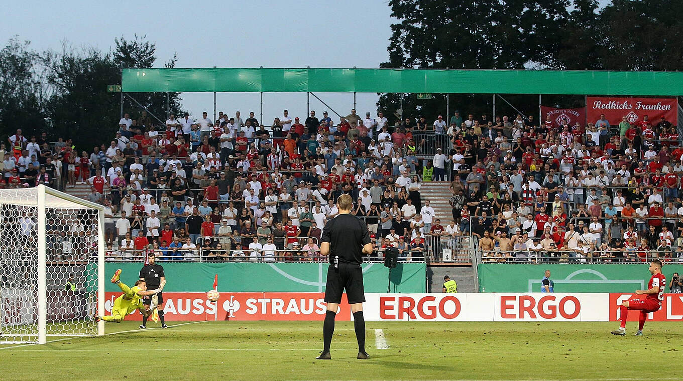 Elferkrimi: Dominik Meisel scheitert an Hoffenheims Torhüter Luca Philipp © Imago Images