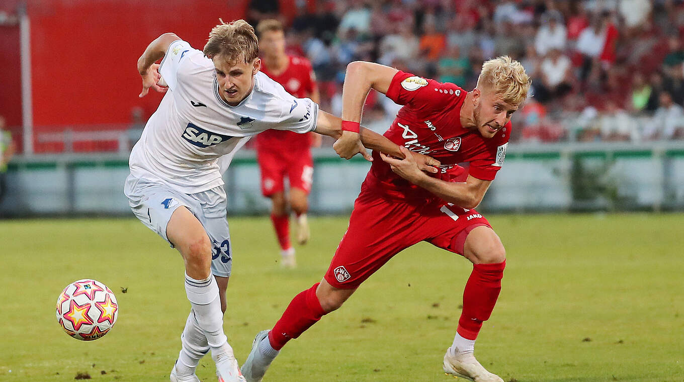 Im Zweikampf: Max Moerstedt (l.) und Jonas Wieselsberger © Imago Images