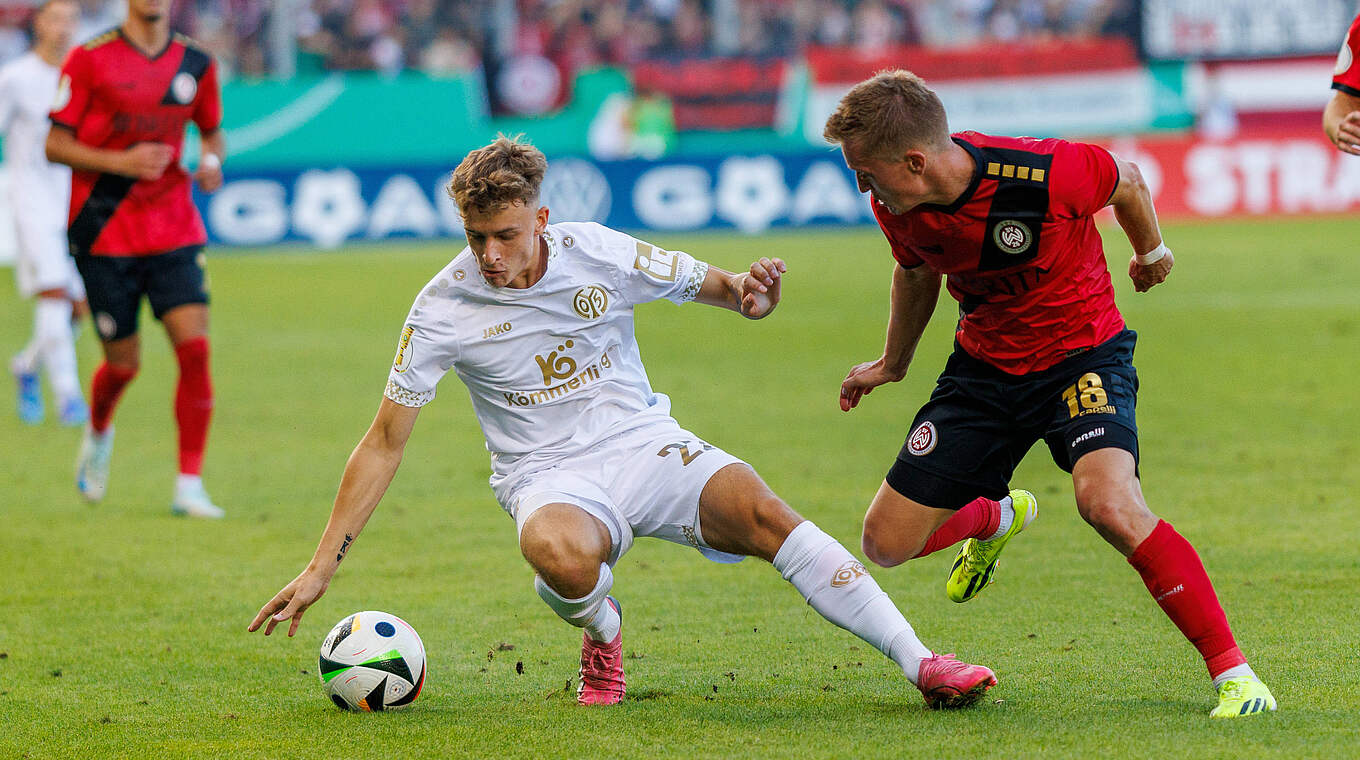 Im Zweikampf: Nikolas Veratschnig (l.) und Fabian Greilinger © Imago Images