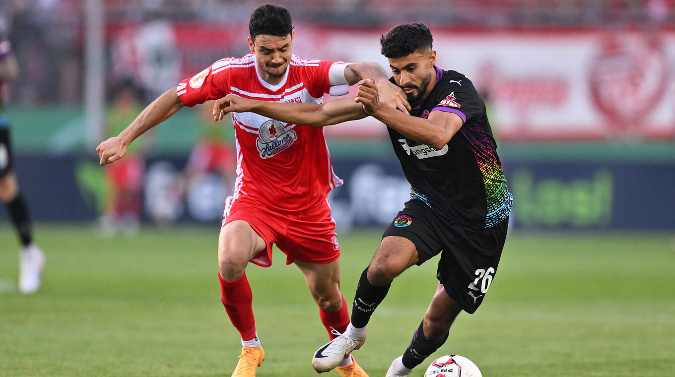 Im Zweikampf: Niklas Landgraf (l.) und Elias Saad © Getty Images