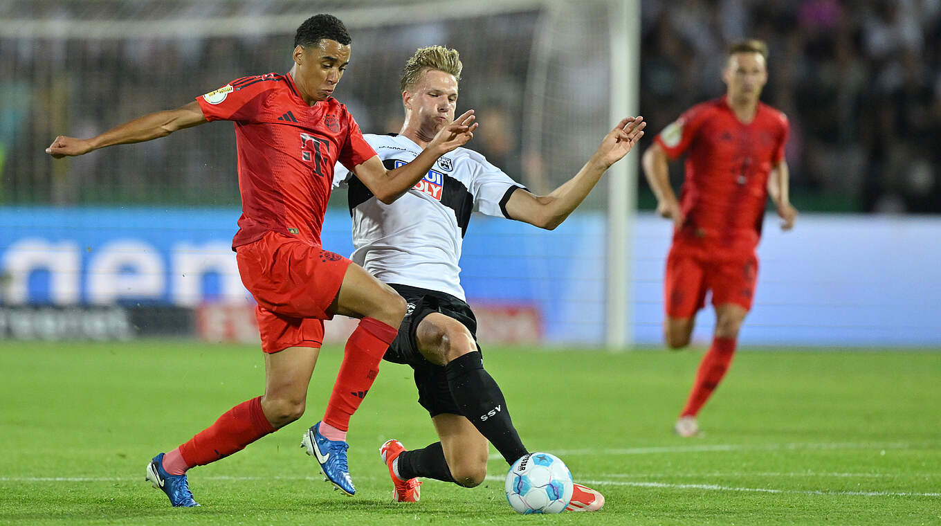 Im Zweikampf: Jamal Musiala (l.) und Luka Hyriläinen © Getty Images