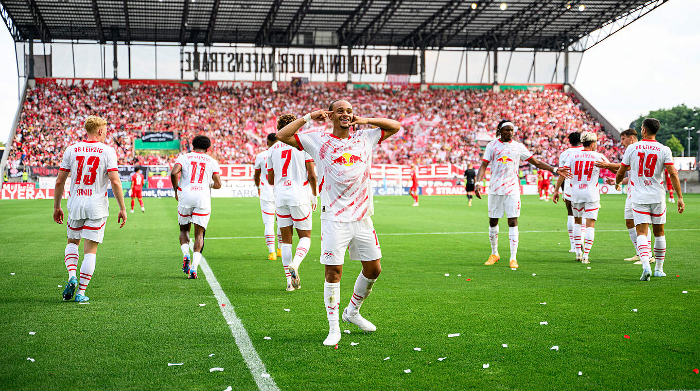 Am Ende souverän weiter: RB Leipzig um Xavi Simons © 2024 Getty Images