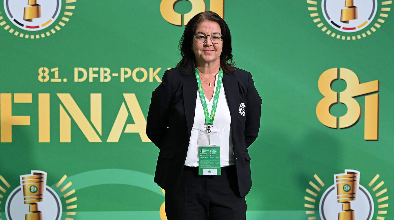 Trägt die Trophäe ins Stadion: DFB-Generalsekretärin Heike Ullrich © Imago