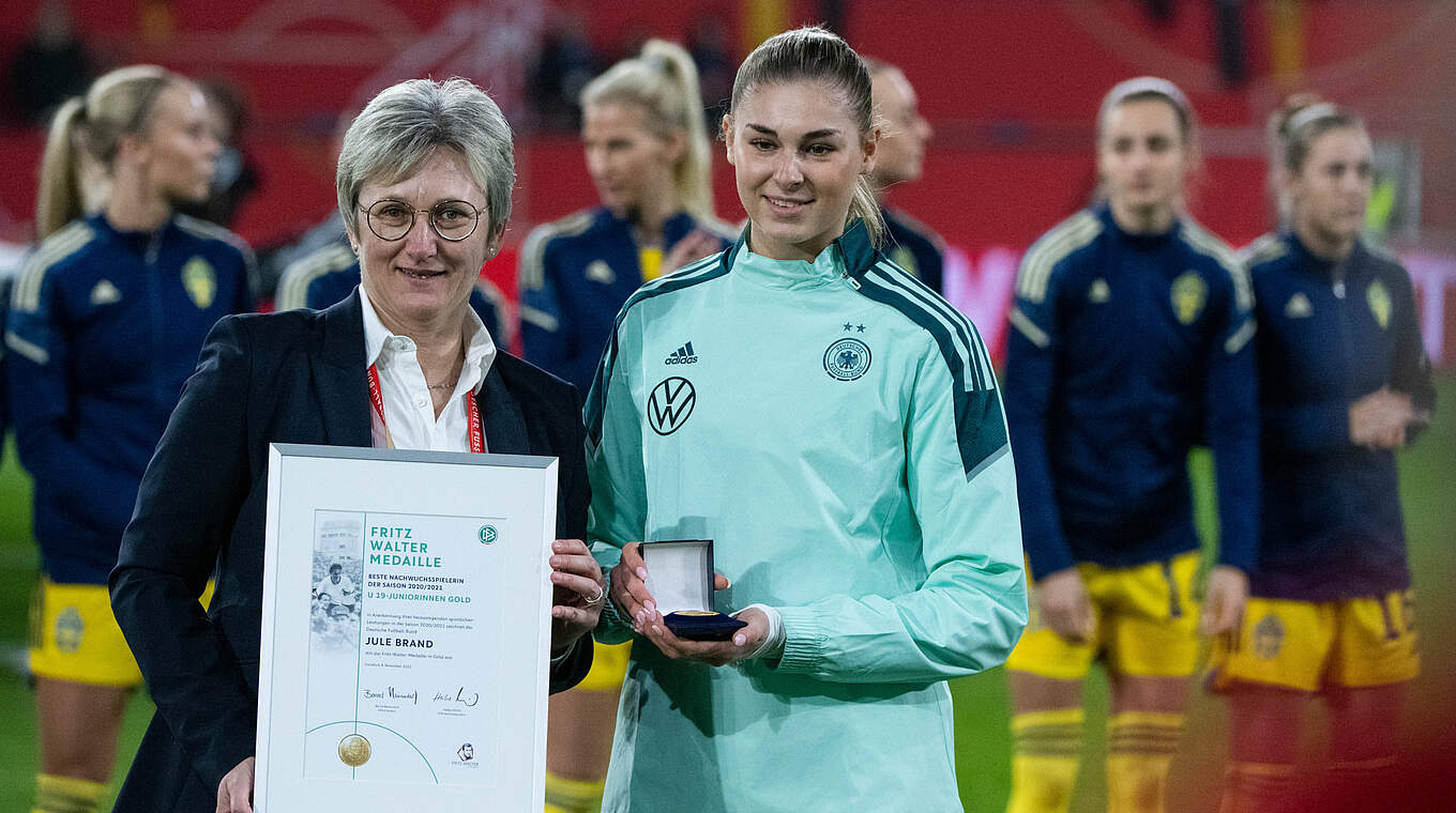 Die andere Hälfte der Ehrungsdelegation: Silke Raml (l.), hier mit Jule Brand © Imago