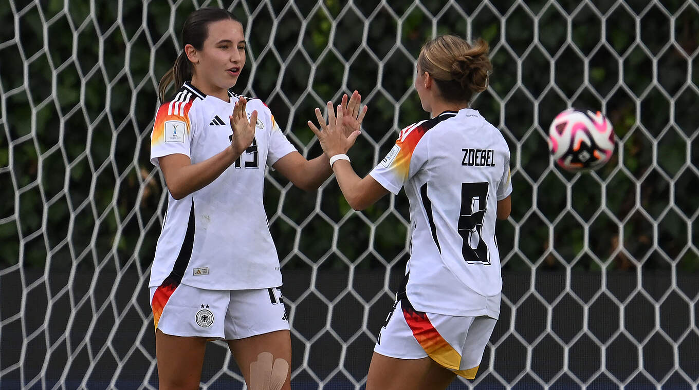 Doppeltorschützin: Loreen Bender (l.) mit Sofie Zdebel © FIFA/Getty Images