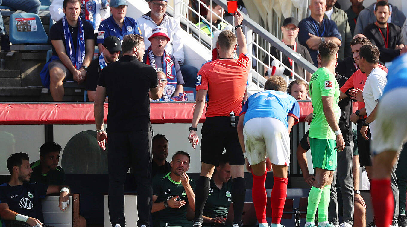 Für das nächste Meisterschaftsspiel gesperrt: Torwarttrainer Pascal Formann (M.) © Imago Images