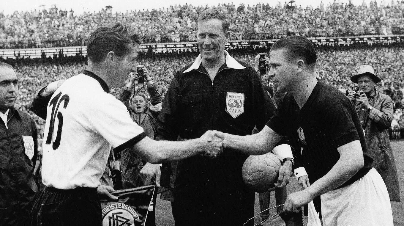 Vor dem WM-Finale 1954: Fritz Walter (l.) und Ferenc Puskas (r.) © Imago Images