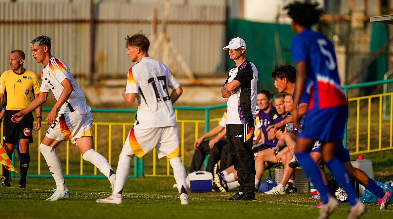 U 18-Coach Christian Wörns (4.v.l.): "Wir müssen noch mal eine Schippe drauflegen" © Getty Images