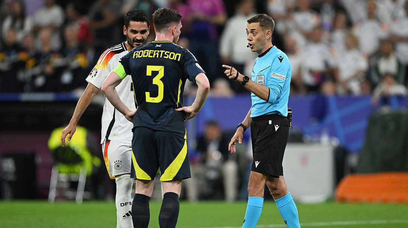 Leitet zum sechsten Mal ein Spiel des DFB-Teams: Schiedsrichter Clement Turpin (r.) © Getty Images