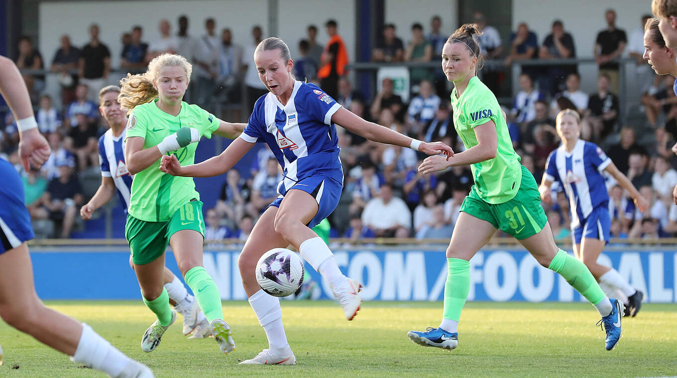 Kein Durchkommen: Herthas Aurelia Haesler (M.) gegen zwei Gegenspielerinnen © imago