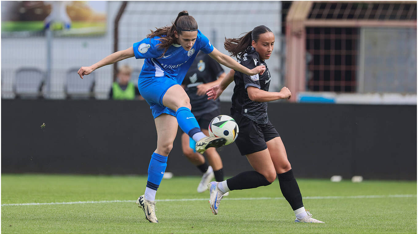 Zieht ab: Meppens Marie Bleil (l.) im Duell mit Jenas Nelly Juckel © imago