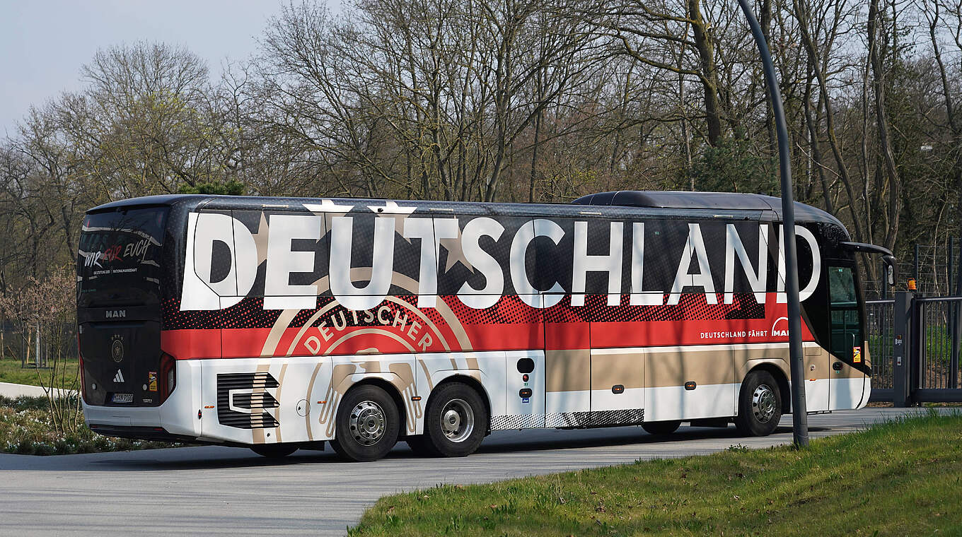 Auf geht's nach Amsterdam: Die DFB-Auswahl reist mit dem Bus in die Niederlande © imago