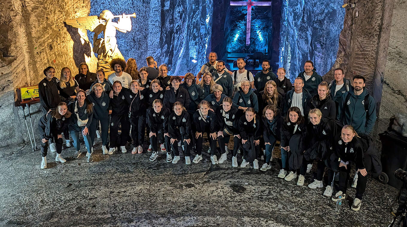 Eins der sieben Weltwunder der Moderne: die U 20-Frauen in der Catedral de Sal © Anna Bloch/DFB