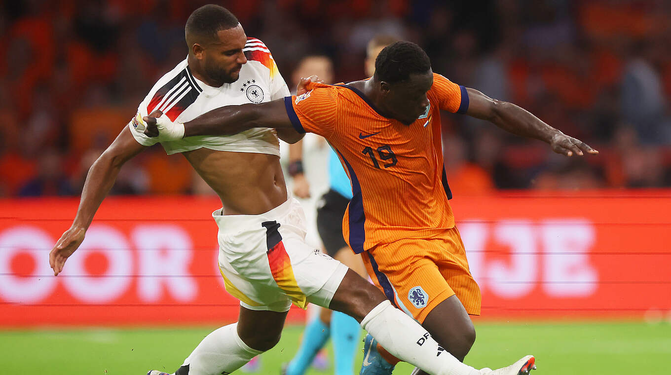 Jonathan Tah battles with Brian Brobbey. © Getty Images