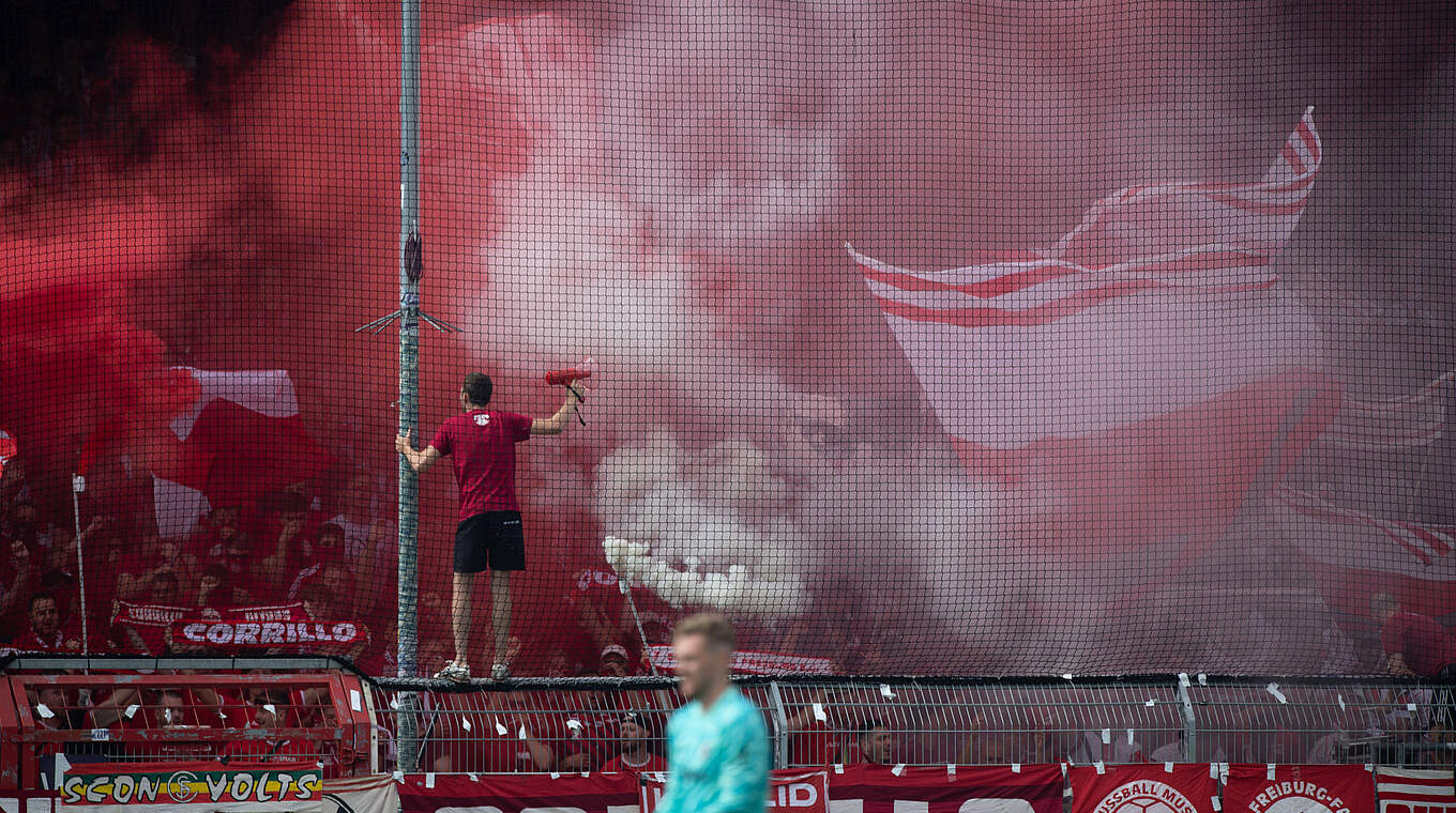 Wegen Pyrotechnik mit Geldstrafe belegt: Bundesligist SC Freibug © imago