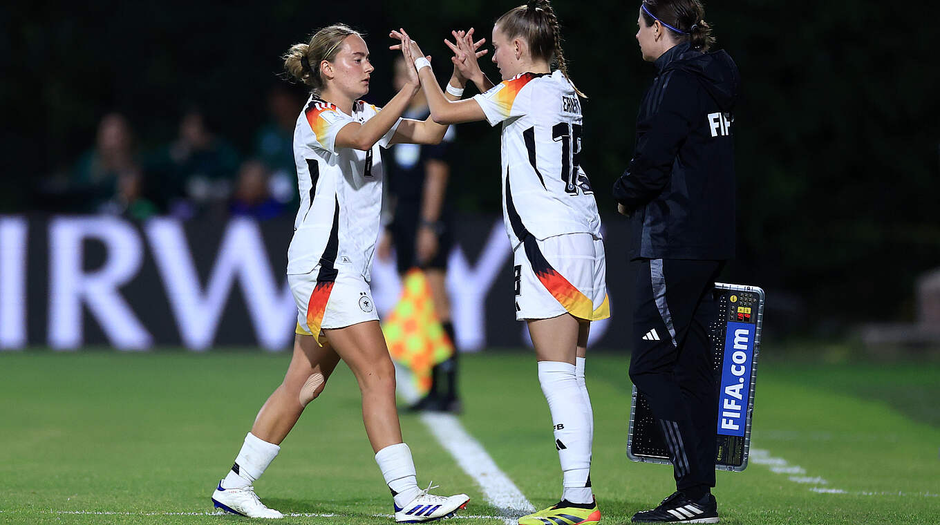 Sofie Zdebel, Sarah Ernst © FIFA/Getty Images