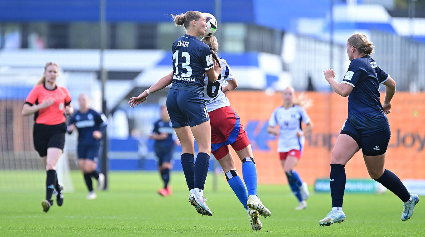 Topspiel in der 2. Liga: Ronja Schaer (l.) im Kopfballduell mit Christin Meyer vom HSV © Imago