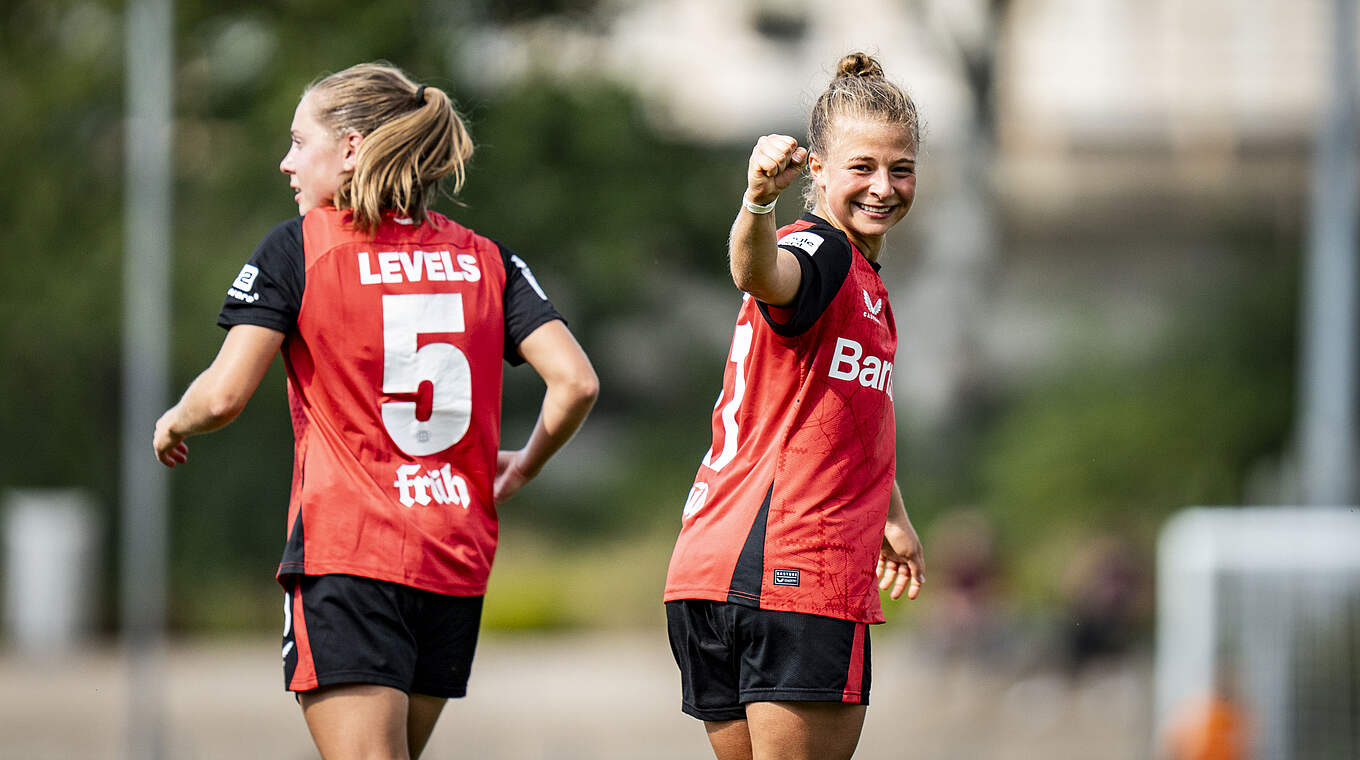 Bejubelt das zwischenzeitliche 2:0 für Bayer: Kristin Kögel (r.) © Getty Images