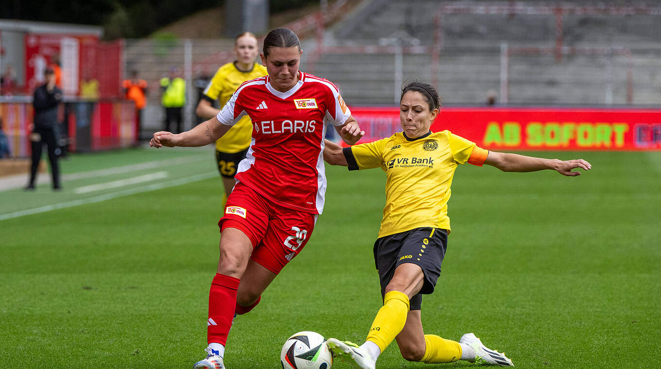 Im Zweikampf: Antonia Halverkamps (Union Berlin, l.) und Annika Kömm (Weinberg) © Imago