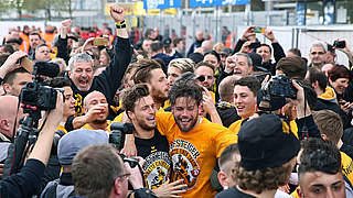 Aufstiegsfeier: Dresdens Kreuzer (l.) und Moll (r.) jubeln mit den Fans © 2016 Getty Images