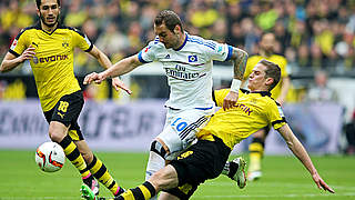 Im Zweikampf: Hamburgs Lasogga (M.) und BVB-Akteur Bender (r.) © 2016 Getty Images