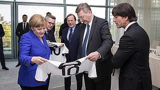 Vor der EM: Grindel (2.v.r.) und Löw (r.) überreichen der Kanzlerin ein DFB-Trikot © Bundesregierung 