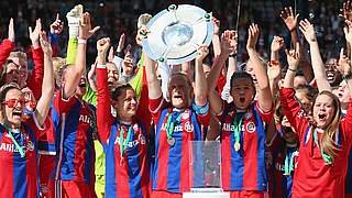 Peilen die dritte Deutsche Meisterschaft nach 1976 und 2015 an: die Frauen des FC Bayern © 2015 Getty Images