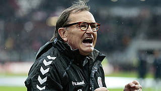 Bleibt dem FC St. Pauli bis 2018 als Trainer erhalten: Ewald Lienen © 2016 Getty Images