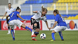 Kampf um jeden Zentimeter: Kristin Kögel (M) behauptet sich © UEFA