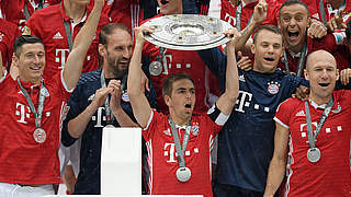Zum vierten Mal in Folge: Philipp Lahm und Bayern feiern die Meisterschaft © 2016 Getty Images