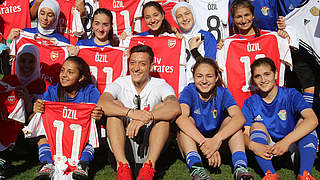 Trikots und Tricks im Gepäck: Mesut Özil zu Besuch in einem Flüchtlingslager in Jordanien © GettyImages