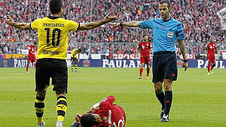 Foul on Thiago, penalty for Bayern: Fritz (r.) oversees 5-1 win against BVB © imago