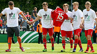 Hannover honoured Niklas Feierabend after the final whistle © 2016 Getty Images