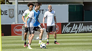 Könnten gegen die Slowakei debütieren: Julian Brandt (r.) und Julian Weigl (M.) © DFB/Markus Gilliar