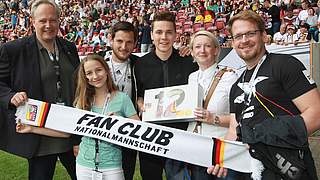 Mittendrin: Felix Jaehn im Kreis anderer Fan Club-Mitglieder © Getty Images