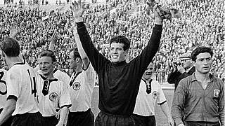 Sieg gegen Gastgeber Chile: Nationalkeeper Wolfgang Fahrian (v.) bei der WM 1962 © imago/Horstmüller