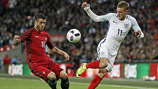 Intensives Duell im EM-Test: Wolfsburgs Portugiese Vierinha gegen Englands Vardy (r.) © ADRIAN DENNIS/AFP/Getty Images