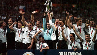 Drücken der DFB-Auswahl gegen Polen die Daumen: die Europameister von 1996 © GettyImages