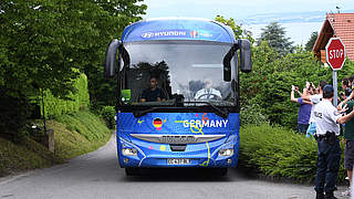 Ankunft im EM-Quartier: Die Nationalmannschaft kommt im Hotel Ermitage in Évian an © GES/Markus Gilliar