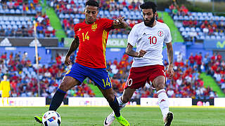 Niederlage mit Spanien im EM-Test: Bayern-Star Thiago (l.) gegen Georgiens Okriaschwili © 2016 Getty Images