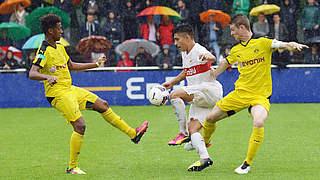 Hinspiel im Regen: Dortmund setzt sich in Stuttgart durch © imago/Pressefoto Baumann