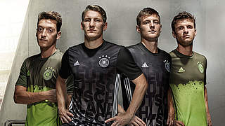Stylish: die Aufwärmshirts der deutschen Nationalmannschaft für die EURO 2016 © DFB