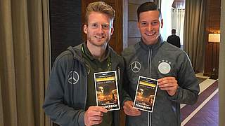 Haben den Reiseführer schon: Die Weltmeister André Schürrle (l.) und Julian Draxler © DFB