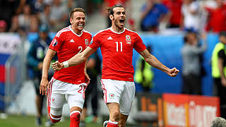 Leitet Wales' Sieg mit Freistoßtreffer ein: Gareth Bale (r.) © 2016 Getty Images