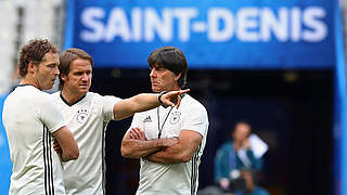 Abschlusstraining im Stade de France: die Assistenten Sorg und Schneider mit Löw (v.l.) © 2016 Getty Images