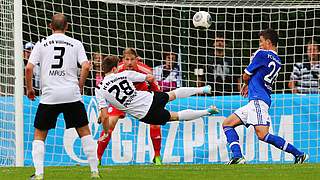 Akrobat schön: Villingen im Testspiel 2013 gegen Schalke - der Bundesligist siegt 5:0 © Getty Images