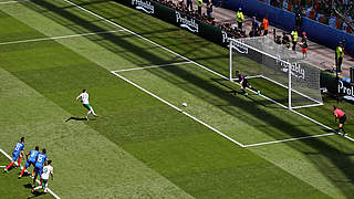 Treffer für die EM-Geschichtsbücher: Irlands Robbie Brady (l.) trifft nach 1:58 Minuten © Getty Images