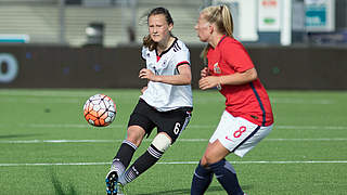 Mittelfeldspielerin Sophie Riepl (l.) im Duell mit Norwegens Olaug Tvedten. © 2016 Getty Images