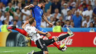 Begeistert mit seiner Aktion die Zuschauer: Benedikt Höwedes gegen Olivier Giroud © 2016 Getty Images