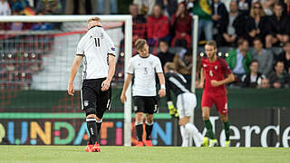 Schwer enttäuscht: Die deutschen U 19-Junioren um Dreifachtorschütze Philipp Ochs (l.) unterliegen Portugal 3:4 und verpassen den Halbfinaleinzug © 2016 Getty Images